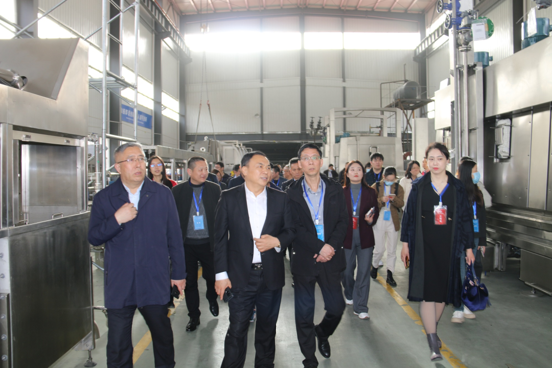 舟山市經(jīng)信局副局長毛潤洲攜舟山市優(yōu)秀企業(yè)家代表一行40余人蒞臨銳智股份調(diào)研考察！